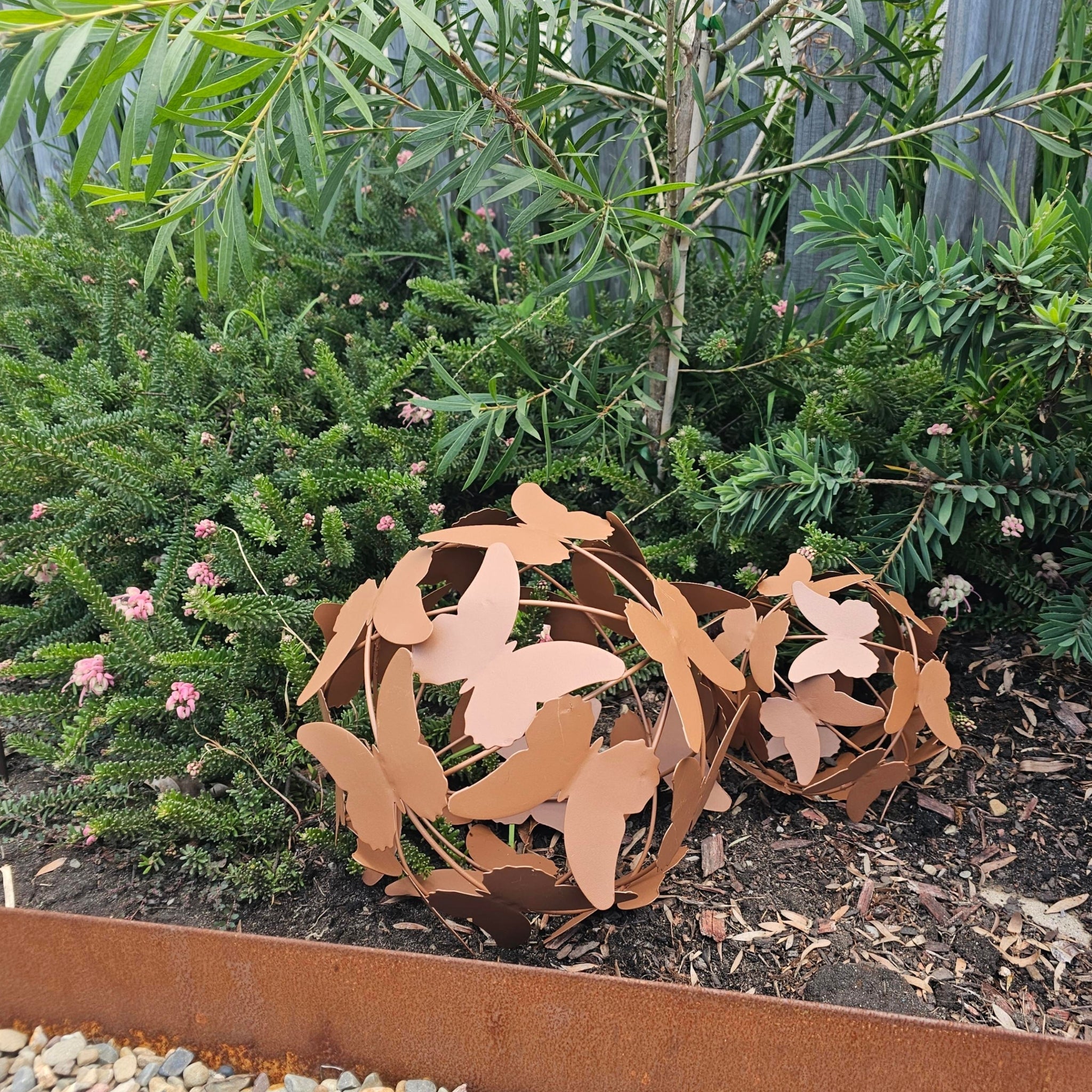 five_cinamon_Metal Butterfly Ball Garden Decor 1.jpeg
